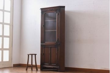 ヴィンテージ家具　イギリスビンテージ　EVEREST社　シックなデザインのコーナーラック(飾り棚、収納棚)