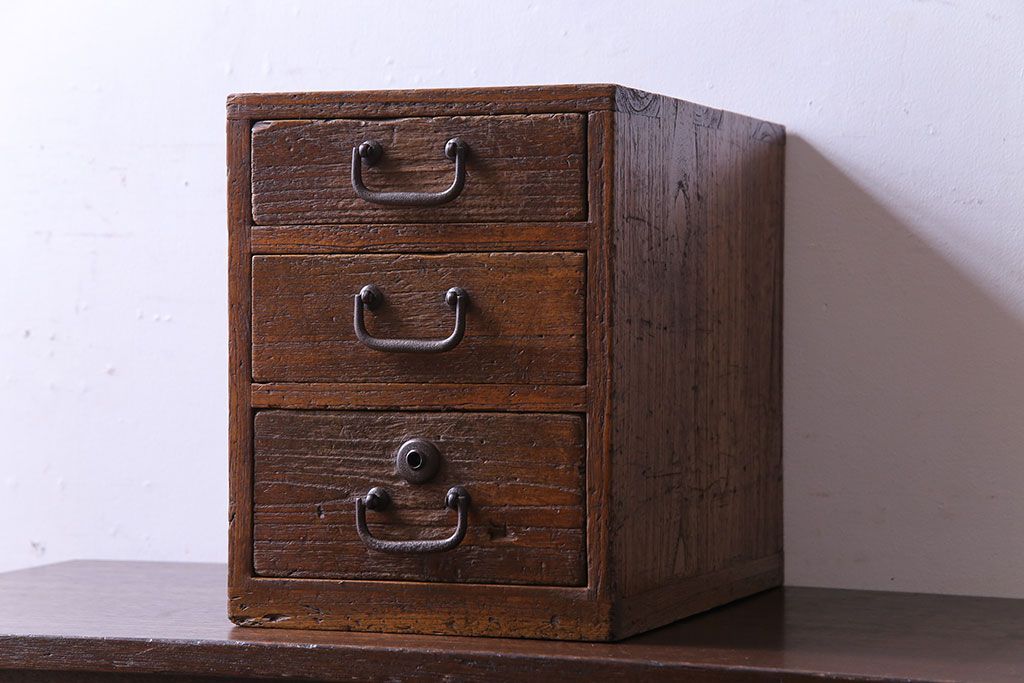 アンティーク家具　和製アンティーク　古い引手が味わい深い小引き出し(小物入れ、小物収納)