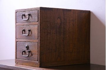 アンティーク家具　和製アンティーク　古い引手が味わい深い小引き出し(小物入れ、小物収納)
