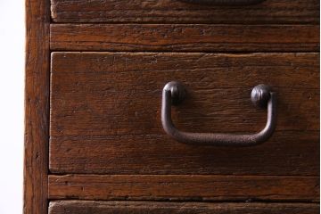 アンティーク家具　和製アンティーク　古い引手が味わい深い小引き出し(小物入れ、小物収納)