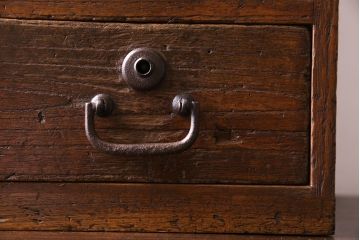 アンティーク家具　和製アンティーク　古い引手が味わい深い小引き出し(小物入れ、小物収納)