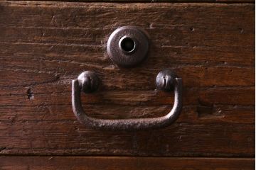 アンティーク家具　和製アンティーク　古い引手が味わい深い小引き出し(小物入れ、小物収納)