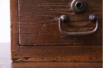 アンティーク家具　和製アンティーク　古い引手が味わい深い小引き出し(小物入れ、小物収納)
