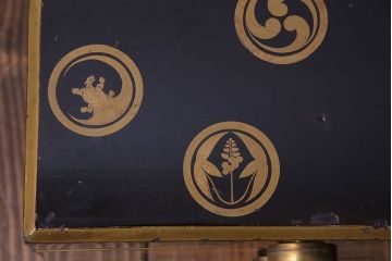 アンティーク家具　古民具・骨董　上手物　豪華な蒔絵が施された鏡台(鏡架け、化粧台、小引き出し)
