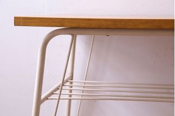アンティーク家具　ヒノキ材製天板　ペイントが素敵な鉄脚テーブル(平机)
