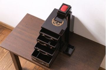アンティーク雑貨　和製アンティーク　上手物　艶やかな黒漆塗りが美しい裁縫箱(針箱、小引き出し)