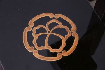 アンティーク雑貨　和製アンティーク　上手物　艶やかな黒漆塗りが美しい裁縫箱(針箱、小引き出し)