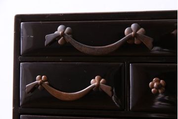 アンティーク雑貨　和製アンティーク　上手物　艶やかな黒漆塗りが美しい裁縫箱(針箱、小引き出し)