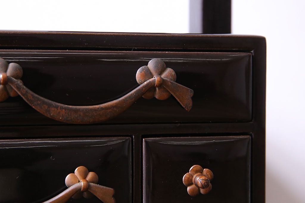 アンティーク雑貨　和製アンティーク　上手物　艶やかな黒漆塗りが美しい裁縫箱(針箱、小引き出し)