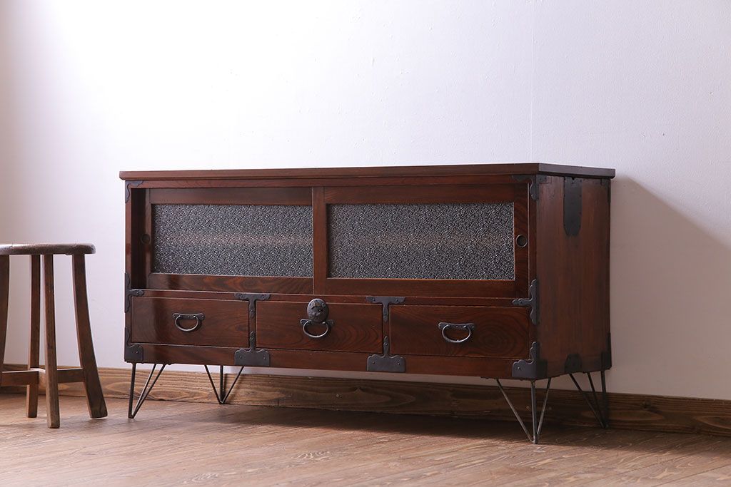 アンティーク家具　和製アンティーク　前面ケヤキ材　漆塗りが美しい鉄脚付タンスローボード(リビングボード、テレビ台)