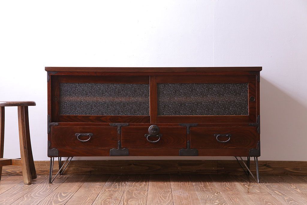 アンティーク家具　和製アンティーク　前面ケヤキ材　漆塗りが美しい鉄脚付タンスローボード(リビングボード、テレビ台)