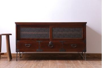 アンティーク家具　和製アンティーク　前面ケヤキ材　漆塗りが美しい鉄脚付タンスローボード(リビングボード、テレビ台)