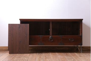アンティーク家具　和製アンティーク　前面ケヤキ材　漆塗りが美しい鉄脚付タンスローボード(リビングボード、テレビ台)