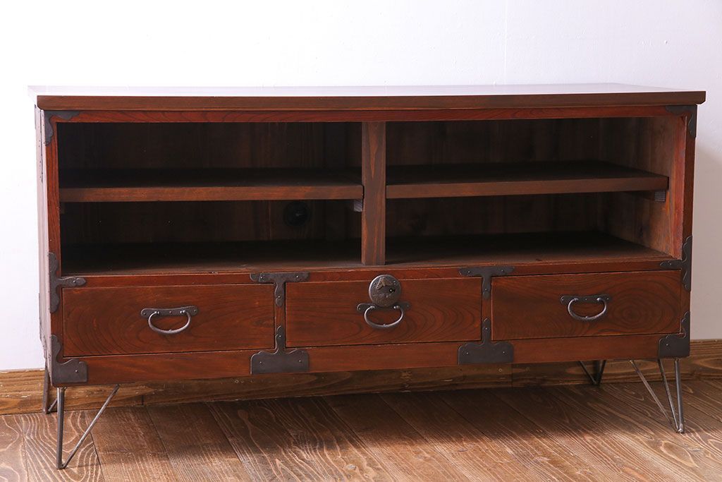 アンティーク家具　和製アンティーク　前面ケヤキ材　漆塗りが美しい鉄脚付タンスローボード(リビングボード、テレビ台)