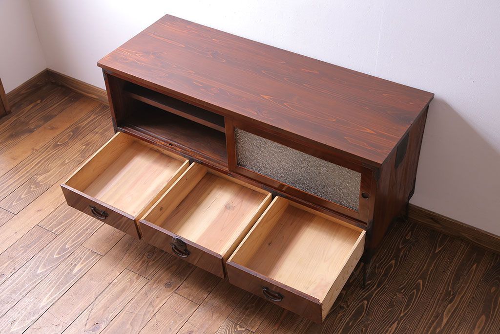 アンティーク家具　和製アンティーク　前面ケヤキ材　漆塗りが美しい鉄脚付タンスローボード(リビングボード、テレビ台)