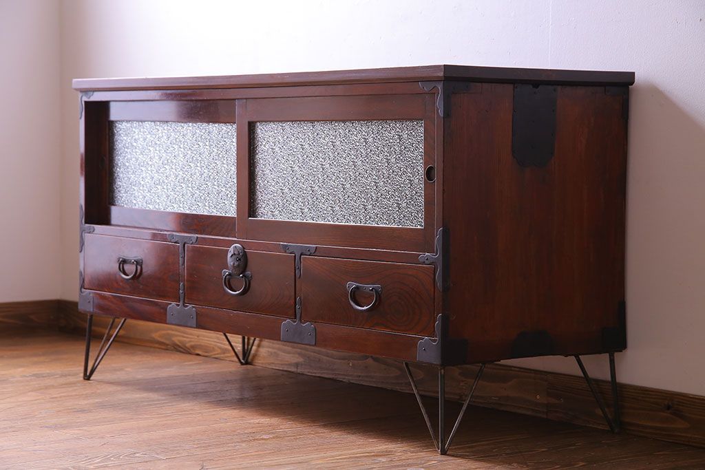 アンティーク家具　和製アンティーク　前面ケヤキ材　漆塗りが美しい鉄脚付タンスローボード(リビングボード、テレビ台)