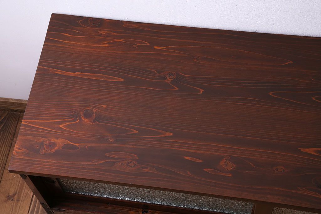 アンティーク家具　和製アンティーク　前面ケヤキ材　漆塗りが美しい鉄脚付タンスローボード(リビングボード、テレビ台)