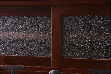 アンティーク家具　和製アンティーク　前面ケヤキ材　漆塗りが美しい鉄脚付タンスローボード(リビングボード、テレビ台)
