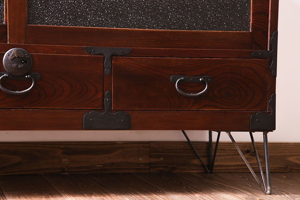 アンティーク家具　和製アンティーク　前面ケヤキ材　漆塗りが美しい鉄脚付タンスローボード(リビングボード、テレビ台)