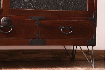 アンティーク家具　和製アンティーク　前面ケヤキ材　漆塗りが美しい鉄脚付タンスローボード(リビングボード、テレビ台)