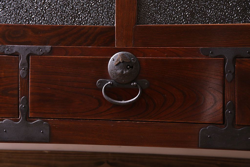 アンティーク家具　和製アンティーク　前面ケヤキ材　漆塗りが美しい鉄脚付タンスローボード(リビングボード、テレビ台)