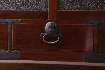 アンティーク家具　和製アンティーク　前面ケヤキ材　漆塗りが美しい鉄脚付タンスローボード(リビングボード、テレビ台)