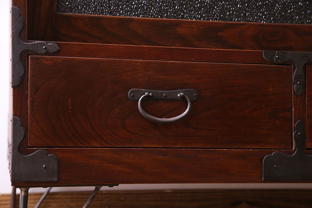 アンティーク家具　和製アンティーク　前面ケヤキ材　漆塗りが美しい鉄脚付タンスローボード(リビングボード、テレビ台)