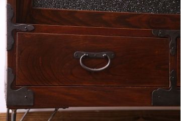 アンティーク家具　和製アンティーク　前面ケヤキ材　漆塗りが美しい鉄脚付タンスローボード(リビングボード、テレビ台)