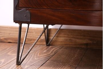 アンティーク家具　和製アンティーク　前面ケヤキ材　漆塗りが美しい鉄脚付タンスローボード(リビングボード、テレビ台)