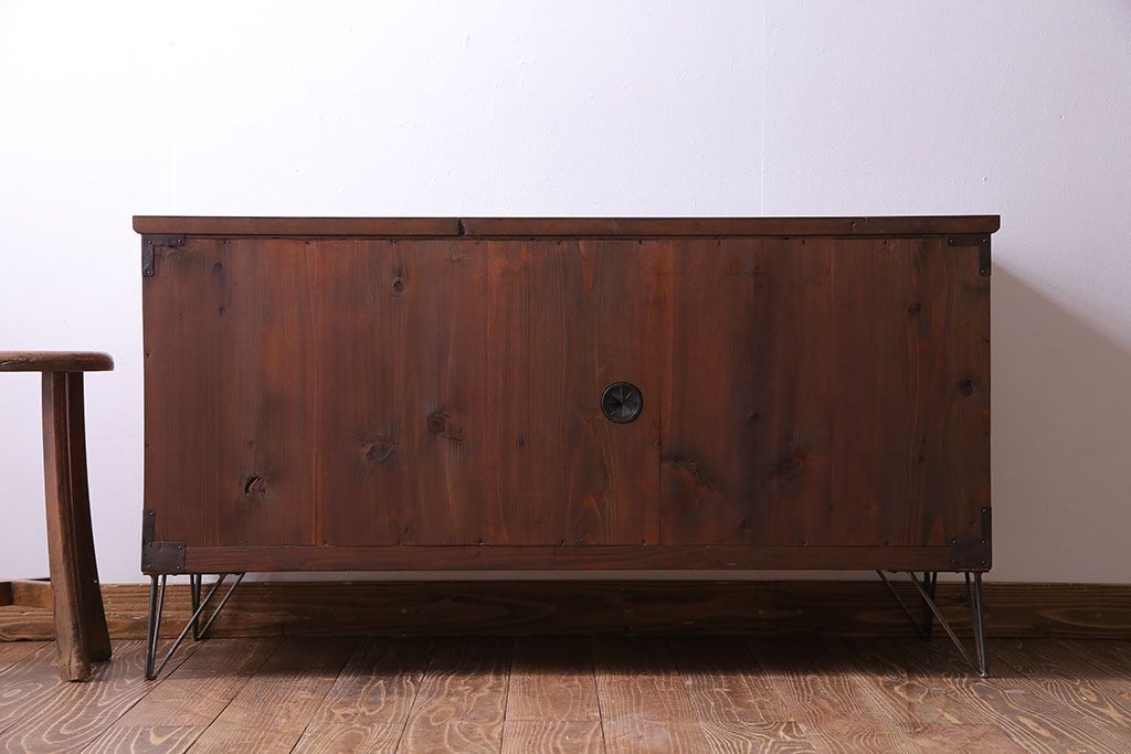 アンティーク家具　和製アンティーク　前面ケヤキ材　漆塗りが美しい鉄脚付タンスローボード(リビングボード、テレビ台)