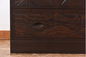 中古　伝統工芸軽井沢彫り　竹の図柄が珍しい上質なチェスト(衣装箪笥、引き出し、洋服ダンス)