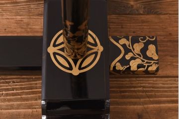 アンティーク雑貨　古民具・骨董　鮮やかな蒔絵が魅力の衣桁(衣装掛け、ハンガーラック)