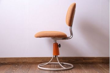 レトロ家具　昭和レトロ　柔らかなオレンジ色が可愛らしいワークチェア(イス、回転椅子)
