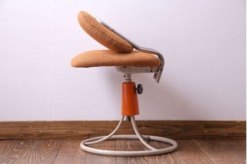 レトロ家具　昭和レトロ　柔らかなオレンジ色が可愛らしいワークチェア(イス、回転椅子)