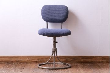 レトロ家具　レトロな雰囲気漂うシンプルな回転椅子(ワークチェア、イス、回転チェア)(R-028035)