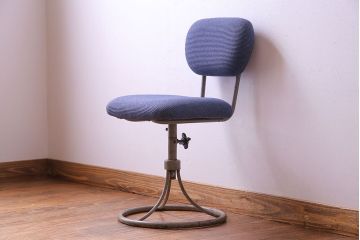 レトロ家具　レトロな雰囲気漂うシンプルな回転椅子(ワークチェア、イス、回転チェア)(R-028035)