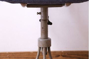 レトロ家具　レトロな雰囲気漂うシンプルな回転椅子(ワークチェア、イス、回転チェア)(R-028035)