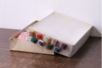 アンティーク雑貨　ビンテージ　シックなデザインのボタンセット