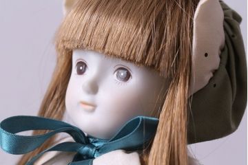 アンティーク雑貨　昭和レトロ　ビンテージ　優しげな印象のスタンド付きビスクドール(西洋人形)