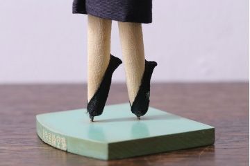 アンティーク雑貨　東京国際空港　ロングスカートの制服がおしゃれなキャビンアテンダントの文化人形