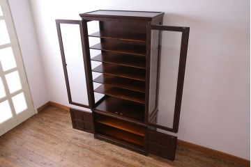 中古　希少な廃盤品!!　北海道民芸家具　OM158　上質な三方ガラス飾り棚(陳列棚、食器棚、ガラスケース)(1)