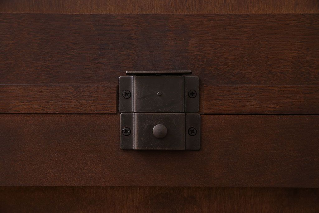 中古　希少な廃盤品!!　北海道民芸家具　OM158　上質な三方ガラス飾り棚(陳列棚、食器棚、ガラスケース)(1)