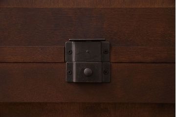 中古　希少な廃盤品!!　北海道民芸家具　OM158　上質な三方ガラス飾り棚(陳列棚、食器棚、ガラスケース)(1)