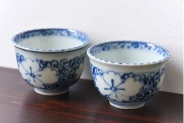和製アンティーク　花柄　染付湯のみ(湯呑、蕎麦猪口)2客セット(1)