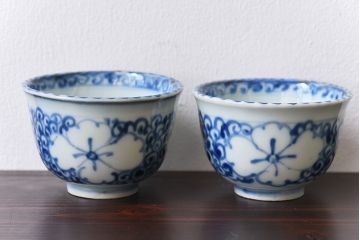 和製アンティーク　花柄　染付湯のみ(湯呑、蕎麦猪口)2客セット(1)