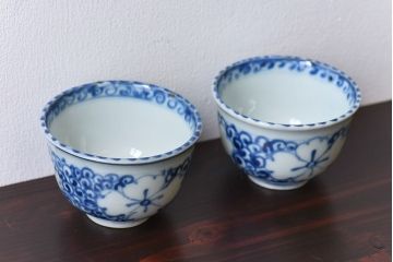 和製アンティーク　花柄　染付湯のみ(湯呑、蕎麦猪口)2客セット(1)