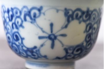 和製アンティーク　花柄　染付湯のみ(湯呑、蕎麦猪口)2客セット(1)