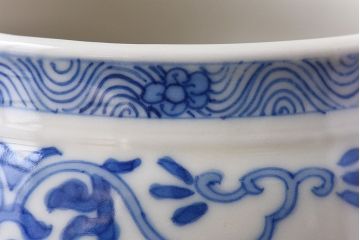 アンティーク雑貨　明治大正期　ふっくらとしたフォルムの染付唐子火入れ(ペン立て、小物入れ)