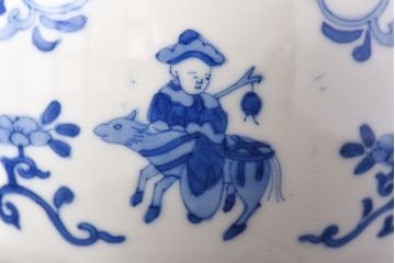 アンティーク雑貨　明治大正期　ふっくらとしたフォルムの染付唐子火入れ(ペン立て、小物入れ)