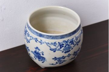 アンティーク雑貨　明治大正期　ふっくらとしたフォルムの染付唐子火入れ(ペン立て、小物入れ)